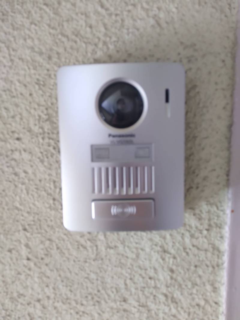 モニター付無線インターホン。親機を持ち歩けます。