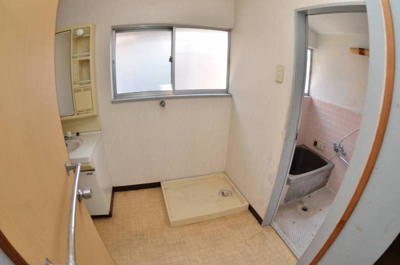 旧宅脱衣所、洗面、洗濯機置き場。