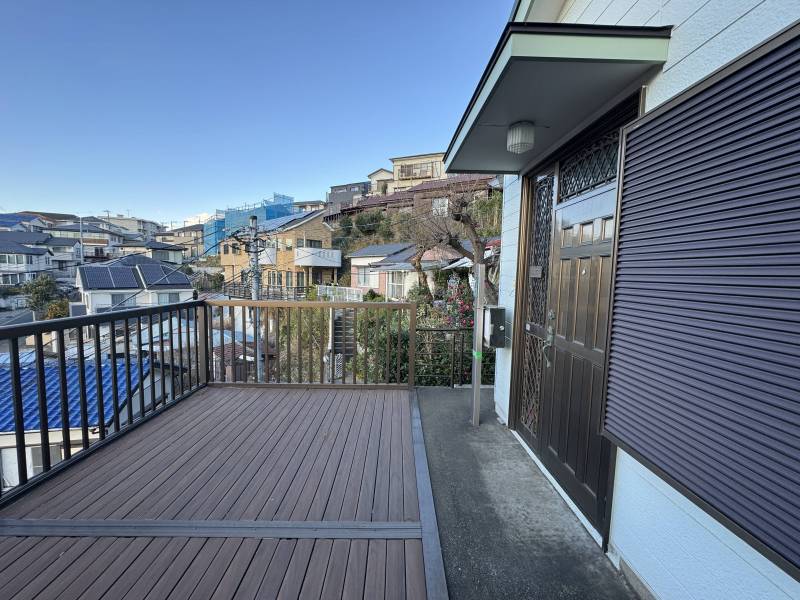 玄関前のバルコニー