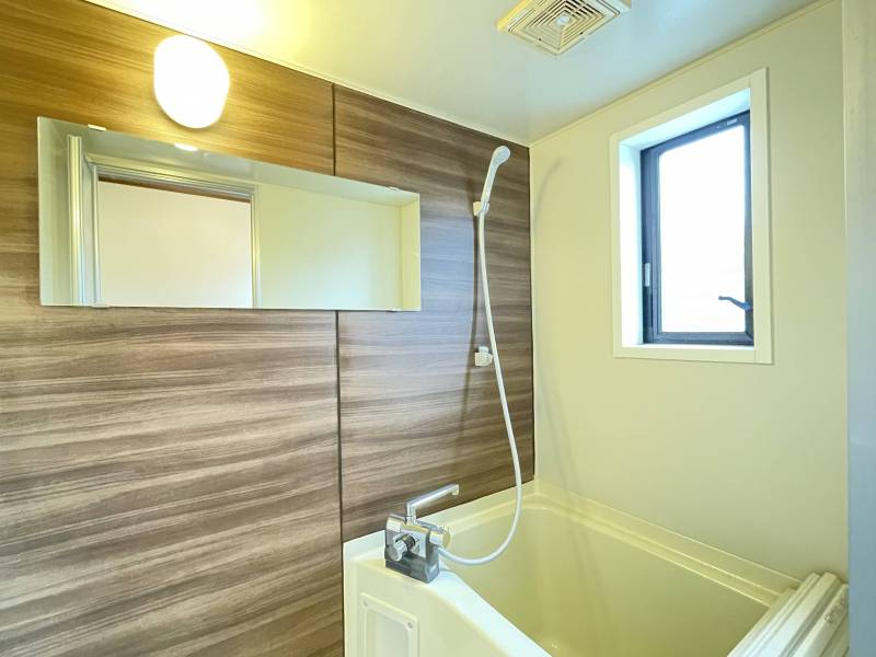 １面シート張り＆IKEA大型鏡を設置（新品）