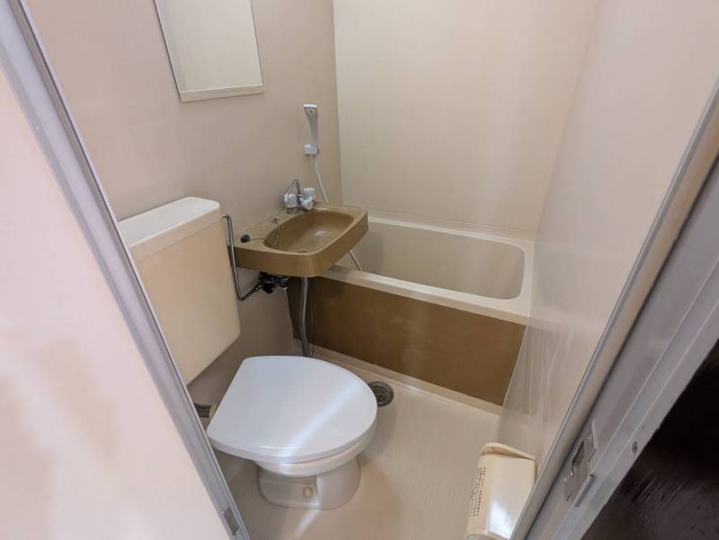 ユニットバスです。鏡や便座も交換済みです。