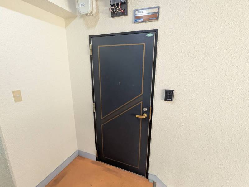 玄関扉です。モニター付きインターホンに交換済みです。