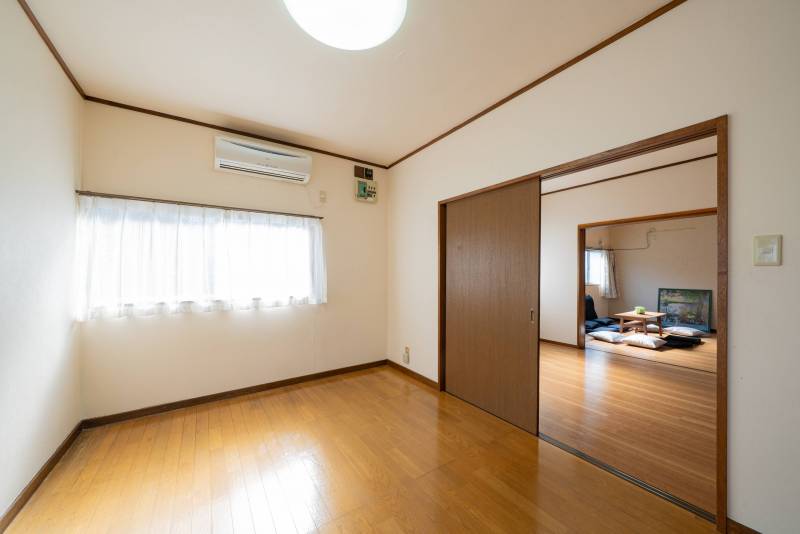 駐車場側6畳洋室（エアコン付き）からLDK（３部屋続き）