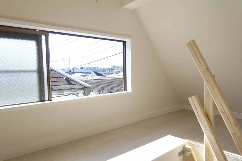 屋根裏部屋の窓からは中央線が見えます。音は気になりません。