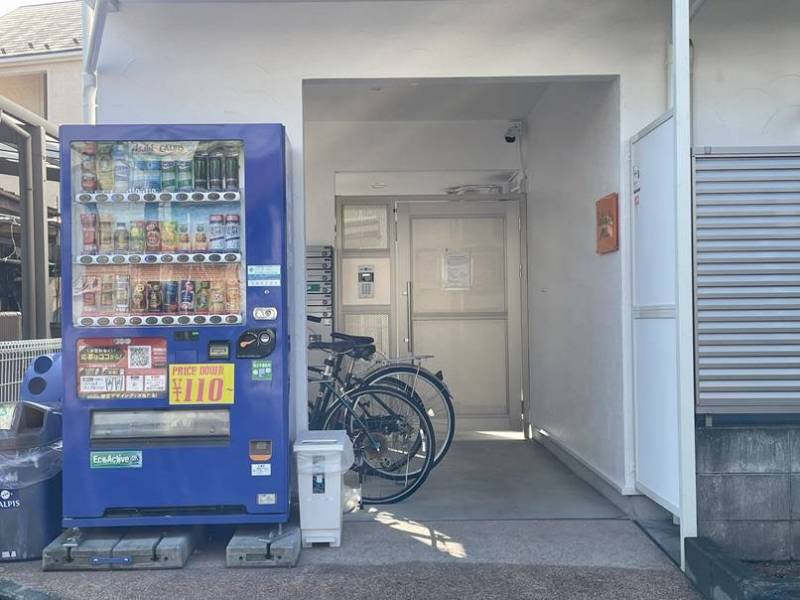 入口には、自販機、、駐輪場（自転車・バイク駐輪可）があります