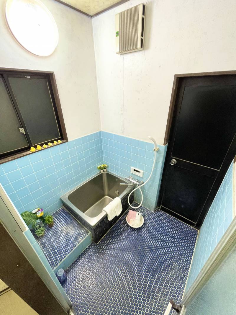 外へ続く扉が有りますので、そのまま浴室へ入れます。