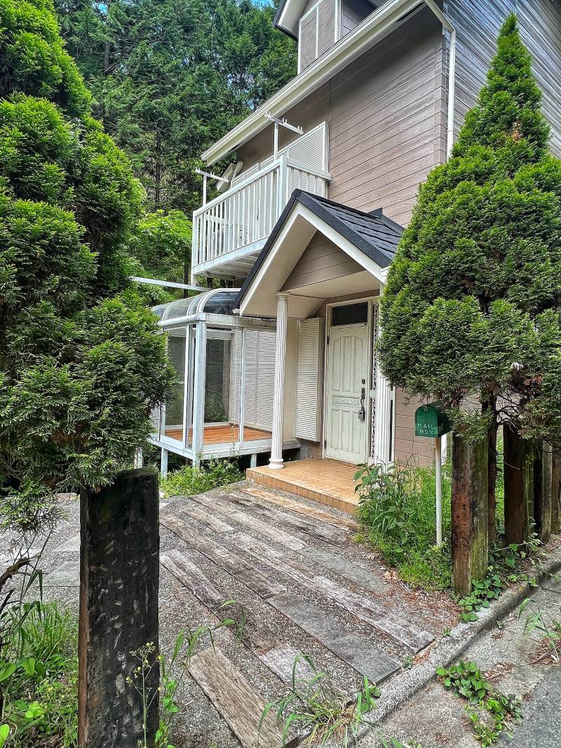 エクステリアには枕木をふんだんに使用しています（※）