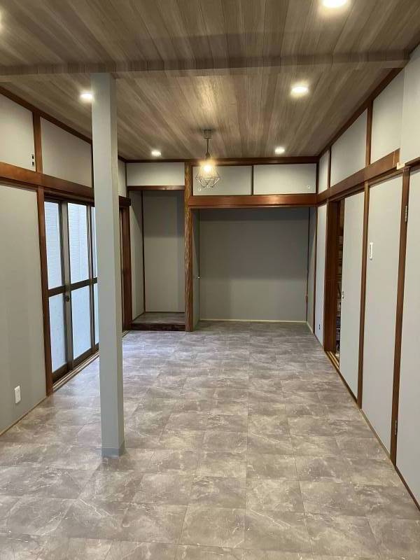 ダウンライトと真ん中の照明は別々のスイッチでつけれます