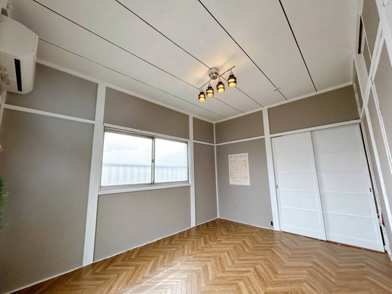 珍しいグレー基調の壁紙でモダンな雰囲気です。