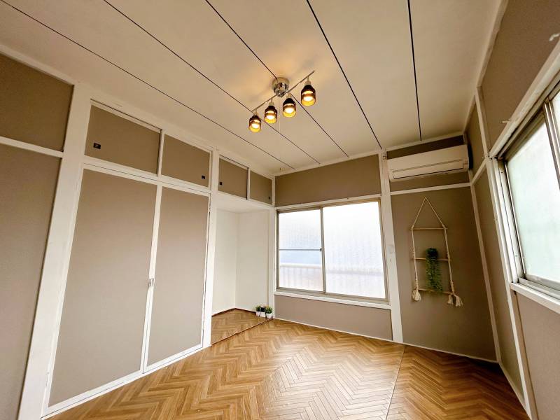 床はヘリンボーン柄です。