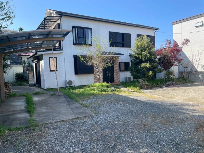 駐車場は屋根付き！周辺と間があり植栽も思いのままです！