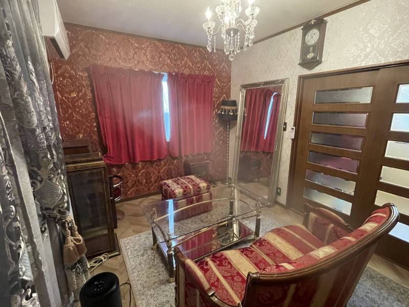 6畳のリビング。格式高い深紅を基調としています。