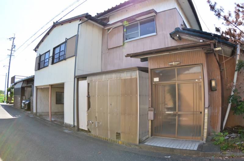 旧宅玄関、旧宅付属のガレージ。