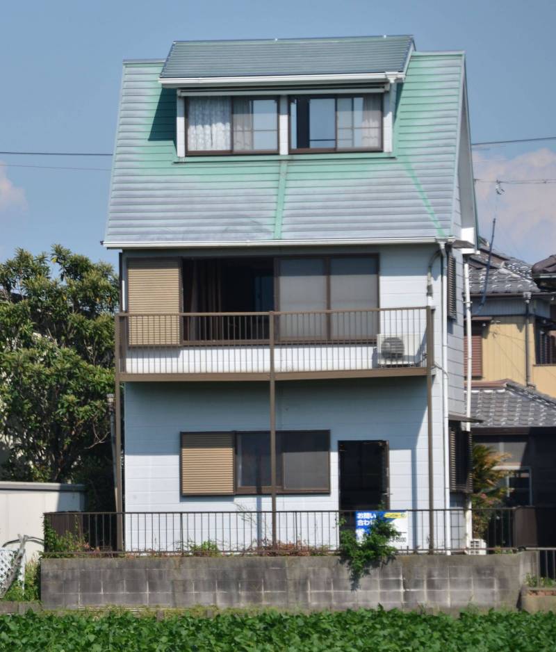 3階建ての新宅を玄関と逆側から撮影。