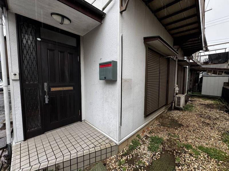 玄関前に軽自動車1台駐車可能。庭にバイク、自転車おけます