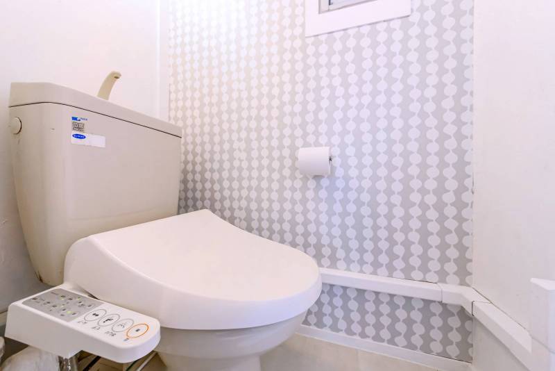 トイレの壁は北欧デザイナーのものを採用して可愛らしい感じ