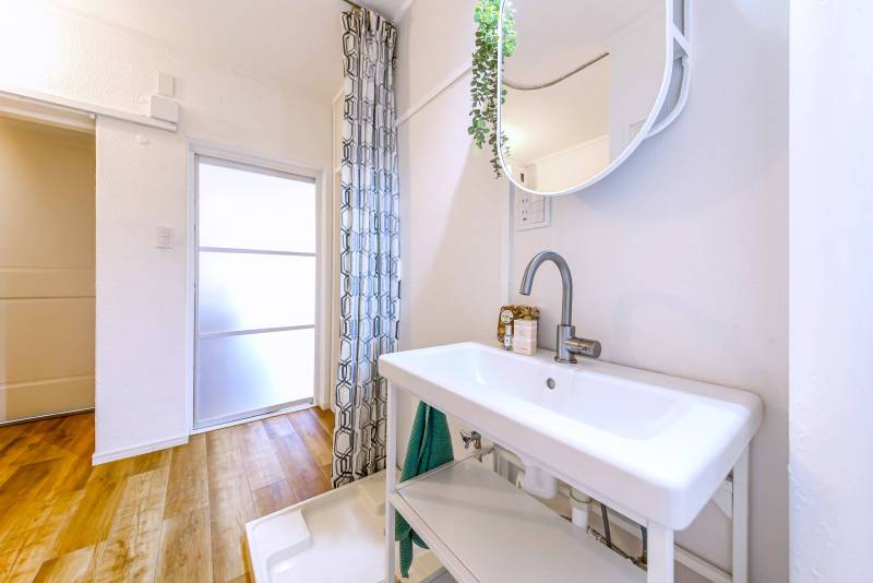 海外製の洗面台です。室内洗濯機置き場になっています