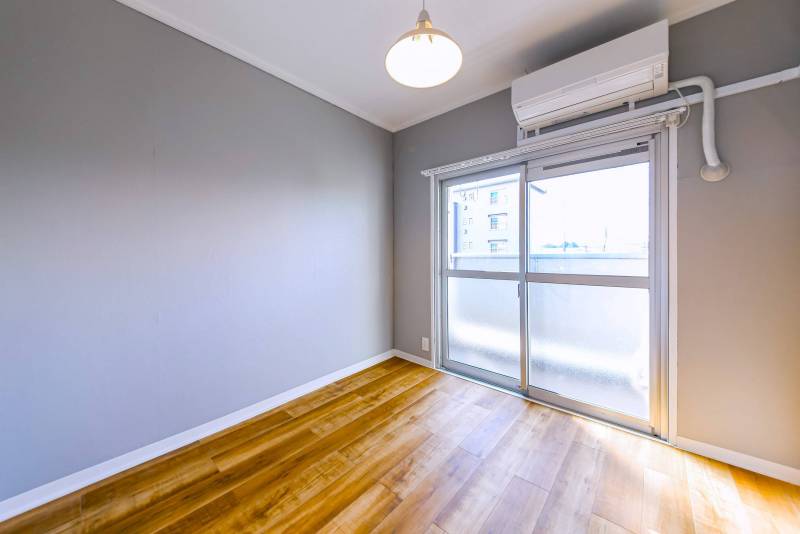 ベッドルーム。自動お掃除機能付きエアコンが付いています。