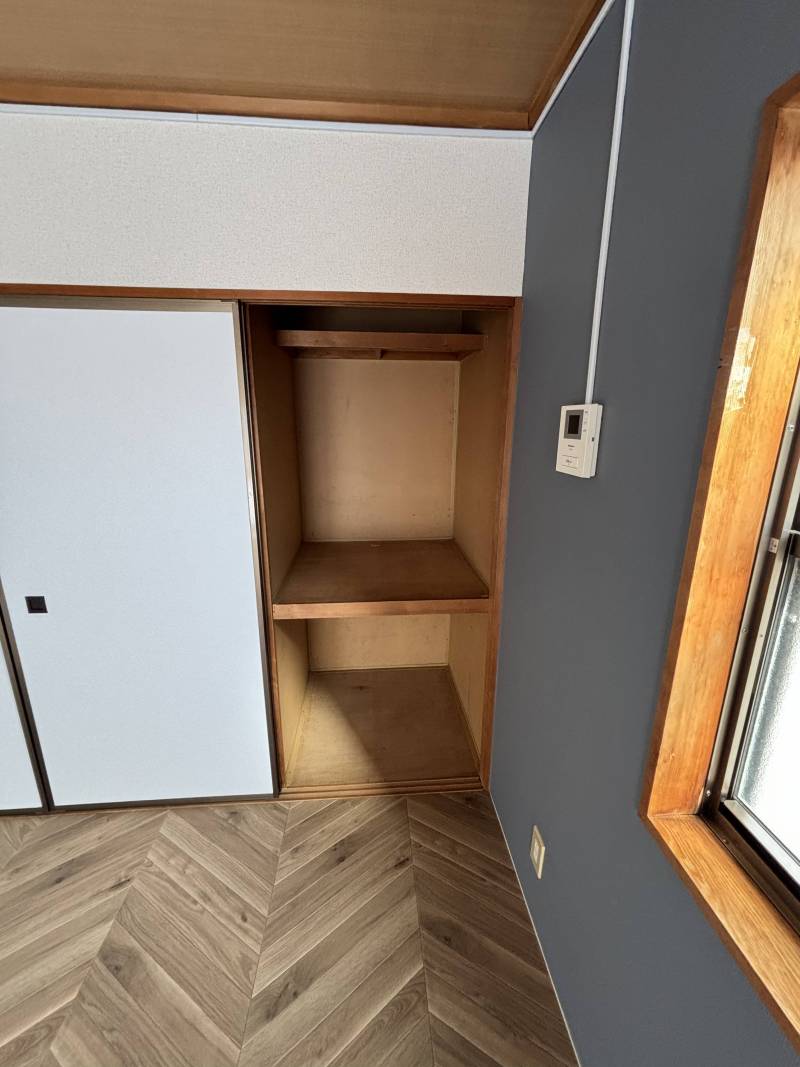 洋室内の押入れになります。