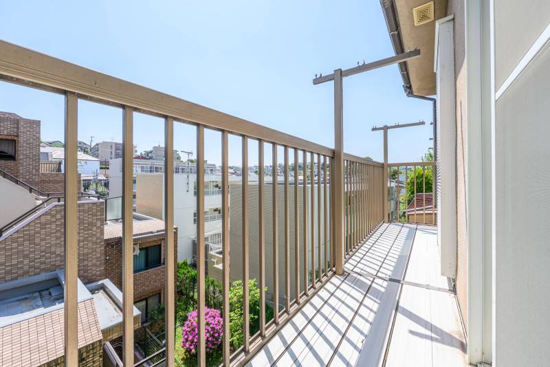 ★南面の広いバルコニーで室内も明るく洗濯物もよく乾きます！★