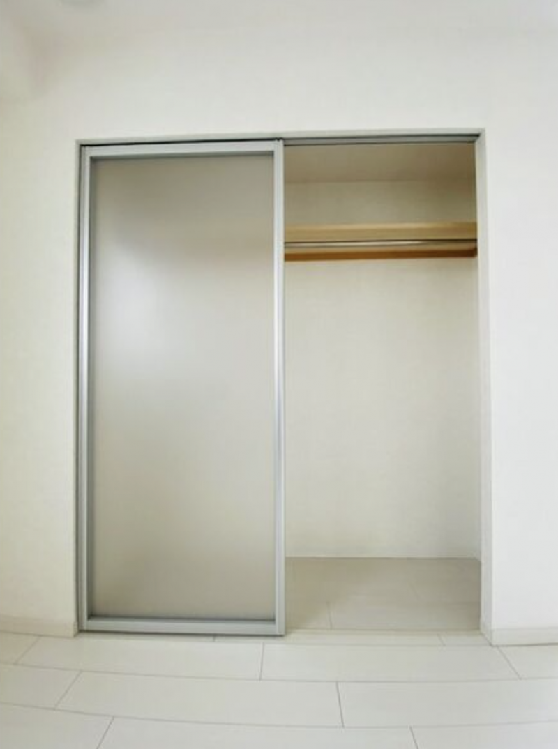 大容量クローゼット。おしゃれなスライディングドア