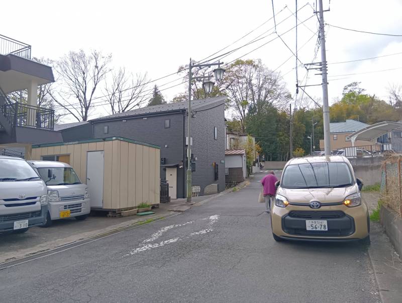 前面道路は片側1車線。