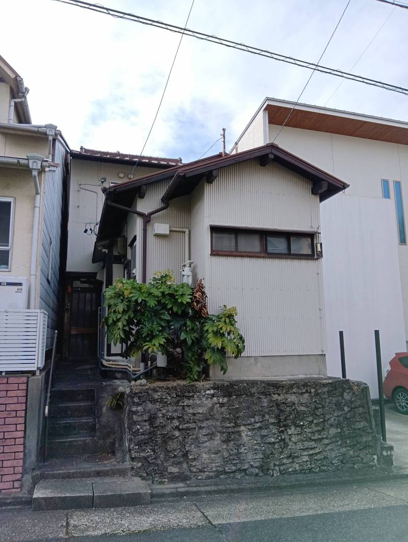 物件は幅員6mの大通りから１本中にはいった静かな公道に