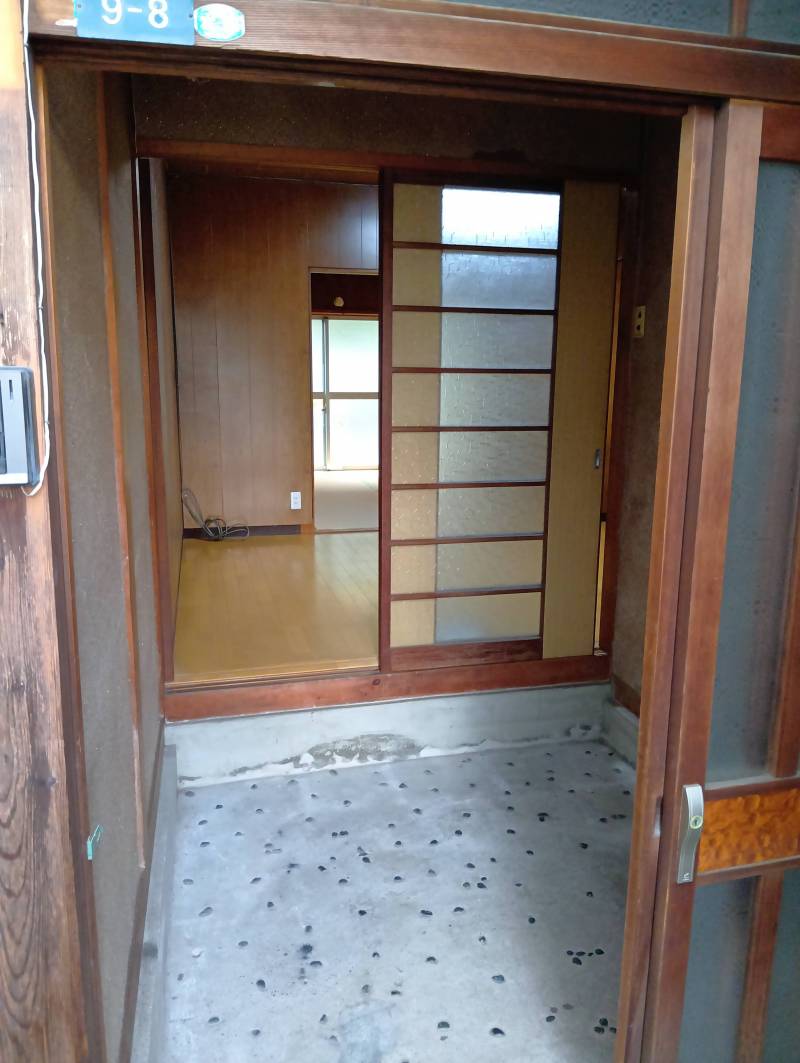 玄関　自転車も収容可能な広さ