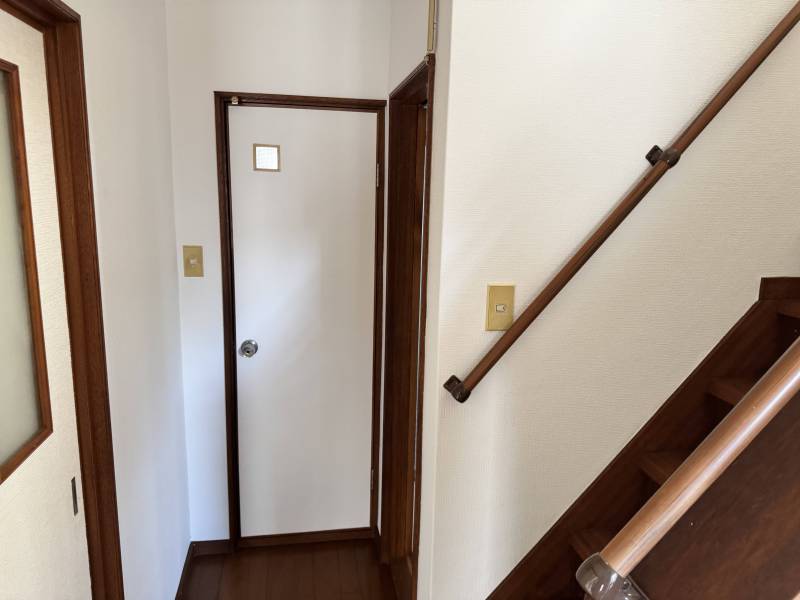 玄関入ってすぐ、正面トイレ、右奥洗面所