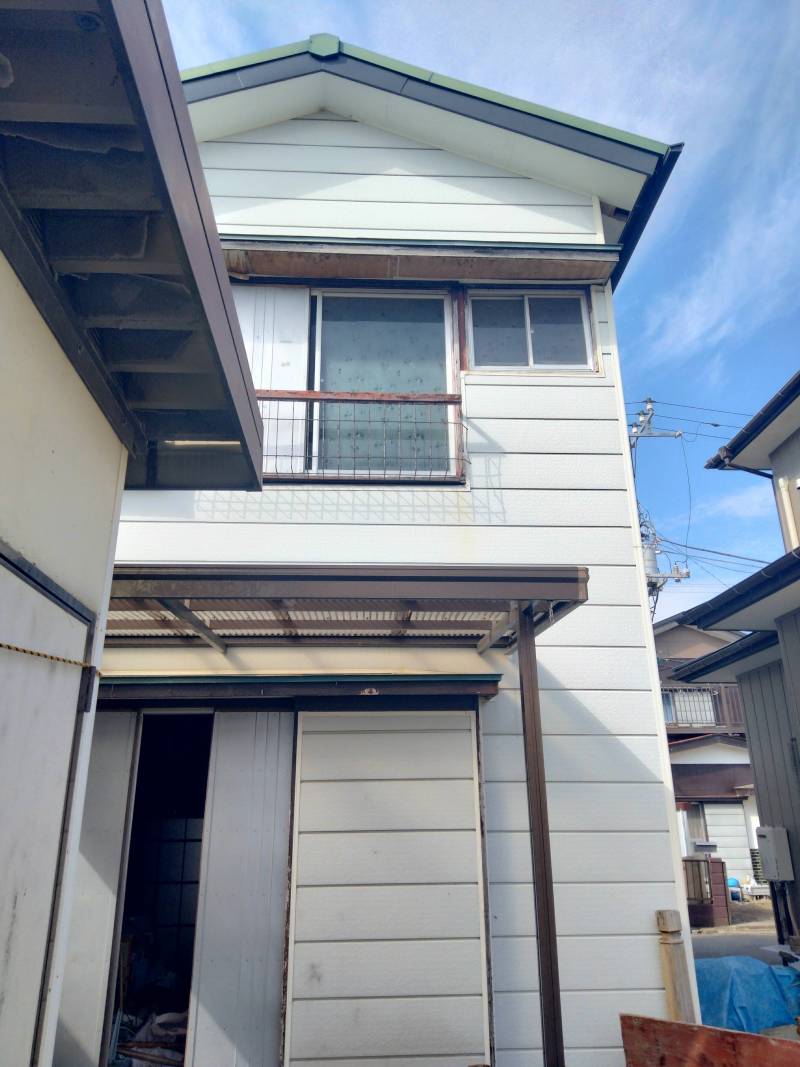 裏からの写真になります。広い庭とテラスがあります。