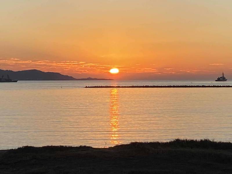 海までは徒歩2分。
建物の一部からも海を臨む事ができます。