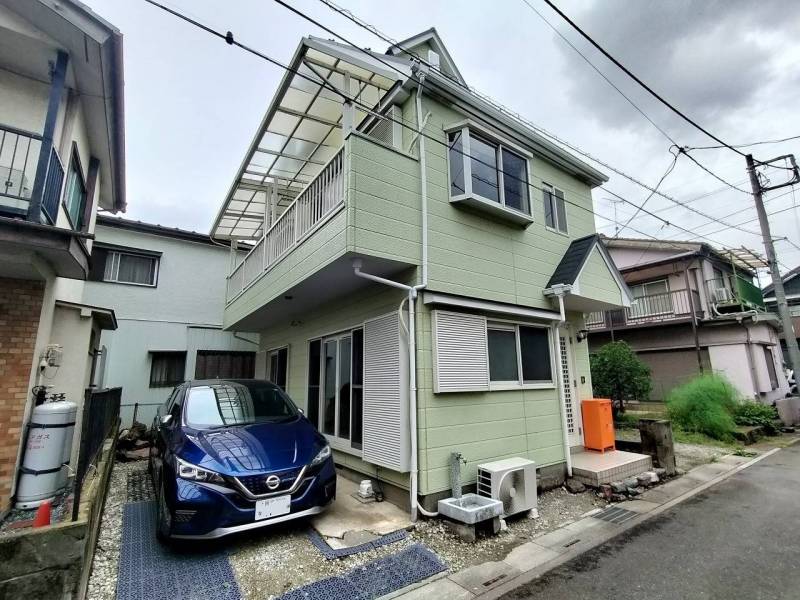 お庭に駐車場付きで雨でも濡れません！