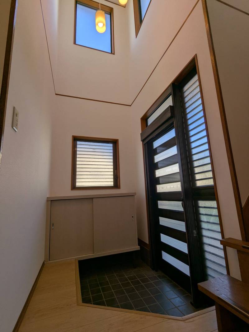 玄関は吹き抜けで開放感あり♪シューズボックス設置済み。
