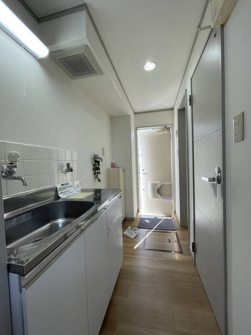 キッチン、室内洗濯機置場＋収納棚、玄関ハンガー、玄関