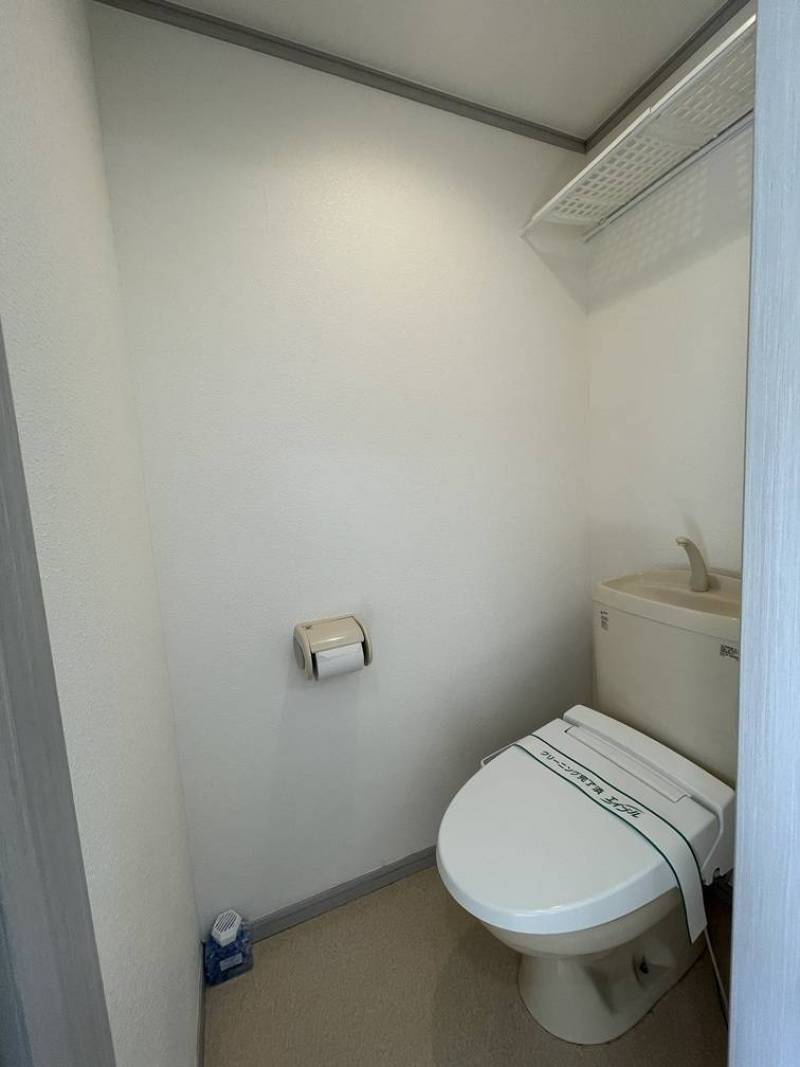 トイレ（温水洗浄便座）＋収納棚