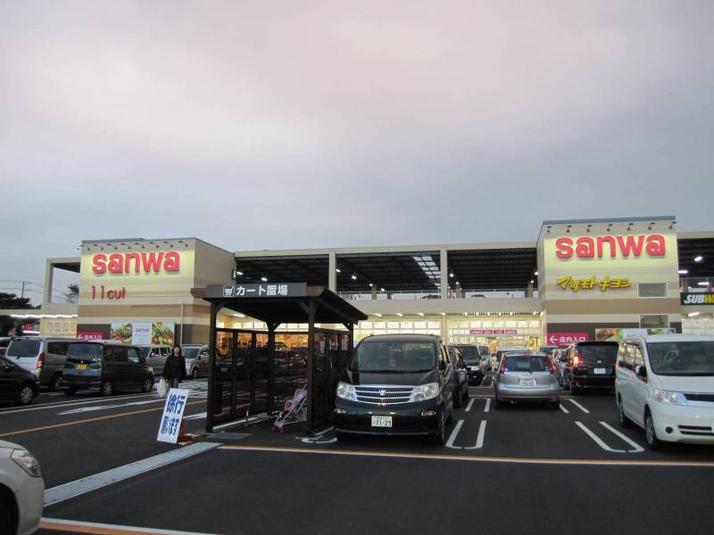 ショッピングモールが徒歩5分圏内にあります