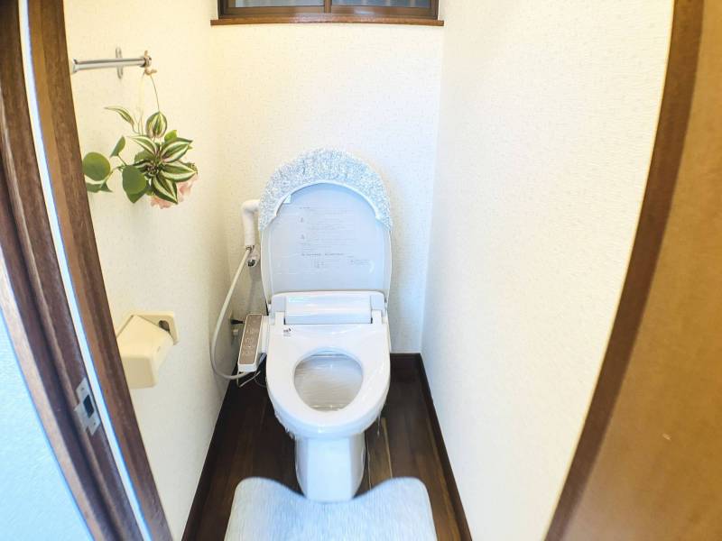 トイレはうれしい温水洗浄便座付き
