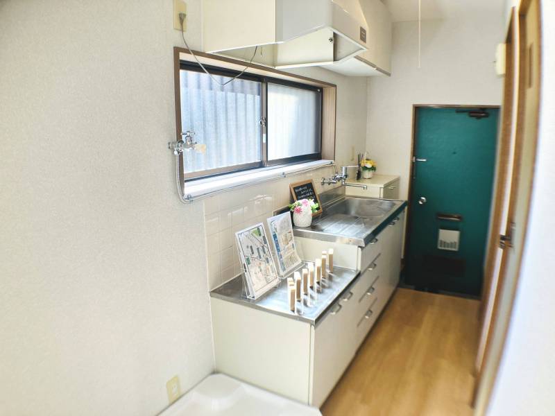 キッチンにも窓があって明るいです