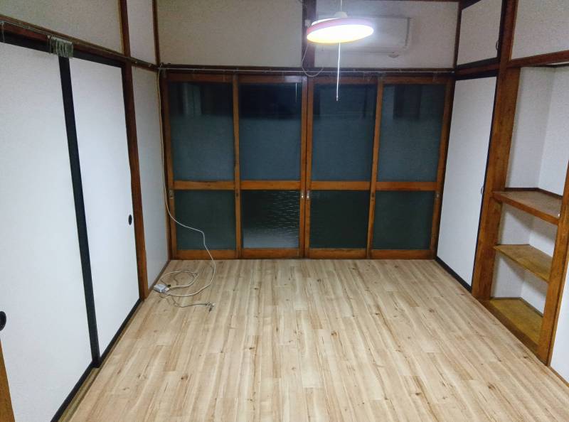 中部屋　洋室　6畳ほど　南窓