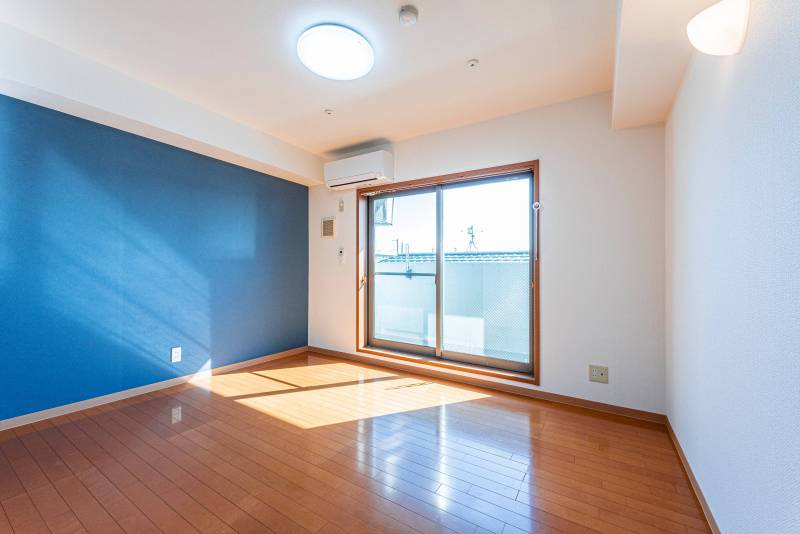 7帖の洋間。エアコン、照明付きです♪