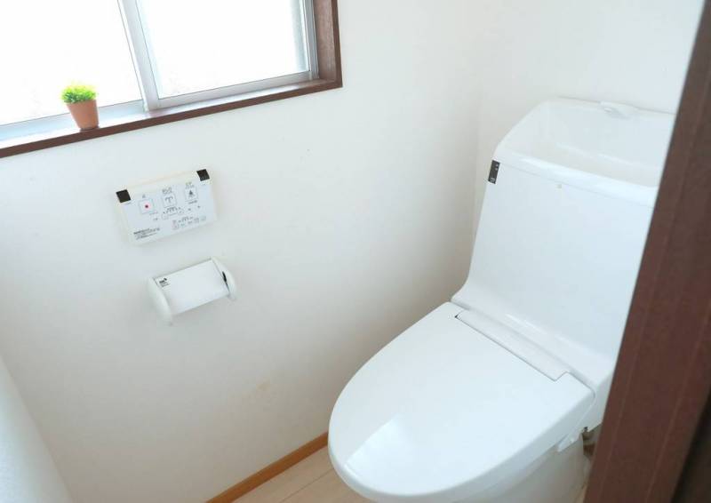トイレも窓がついてるから日当たり＆換気可♪