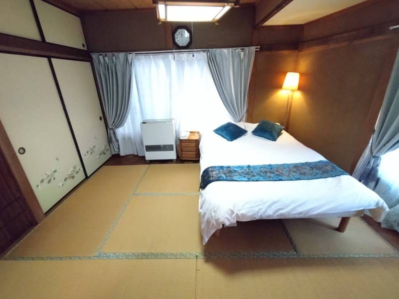 2階寝室は和室にベッドの旅館スタイルで寛げます