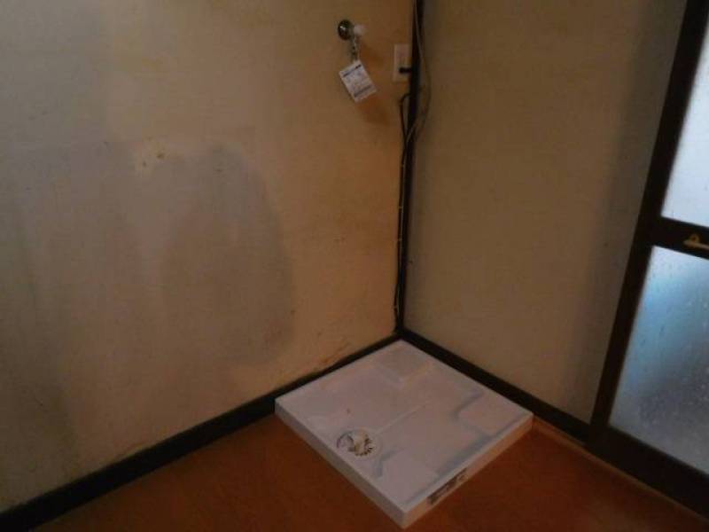 洗濯機置き場、給水、排水、
コンセントあり。