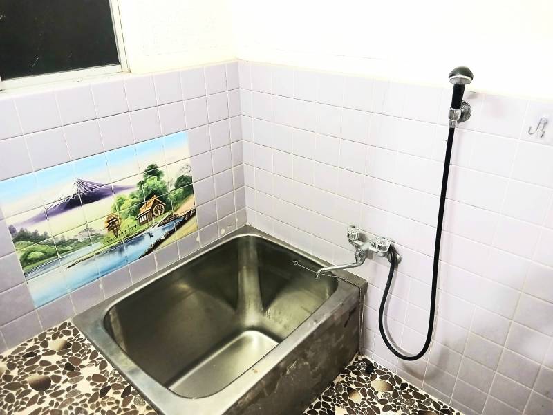 浴室。深い湯船に、頭のてっぺんまで浸かれます。