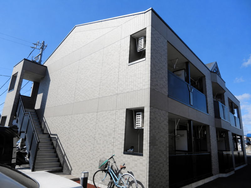 青空に映える重厚感ある外観！閑静な住宅街に佇む落ち着いた環境