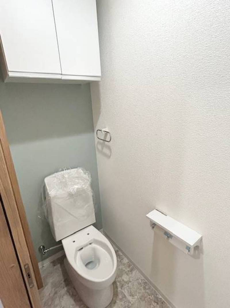 トイレ温水洗浄機付きです
