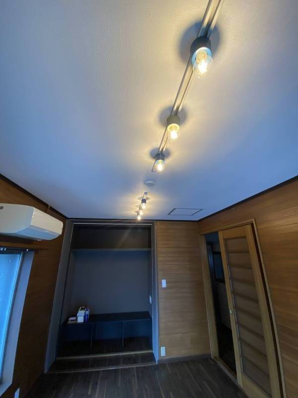 1階洋室。おしゃれな照明付き