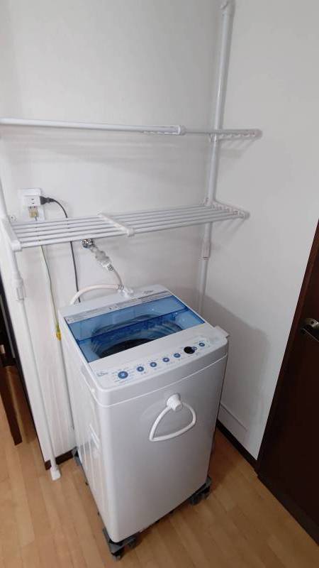 洗濯機・専用ラックも設置済み(設備)。可動式スタンド付き。