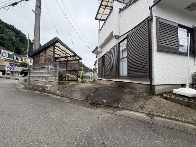 家の隣には駐車場と駐輪場があります