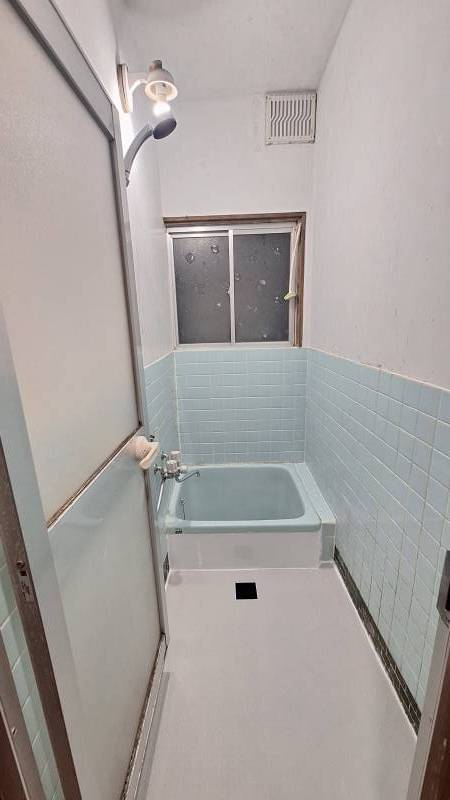 省スペースなお風呂で包まれ感が最高♪(入居前に清掃予定)